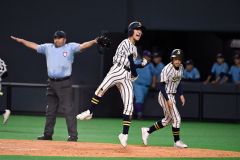 【２回戦・白樺学園ー滝川西】延長１１回、満塁から金井瀬那の犠飛でサヨナラの本塁を踏む櫻井遙琉（右）と飛び跳ね喜ぶ次打者の細口生翔