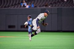 【２回戦・白樺学園―滝川西】タイブレークとなった１０回、無失点で抑え飛び上がりガッツポーズする白樺学園の鎌仲賢吾