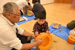 カボチャのランタン作りに挑戦する参加者