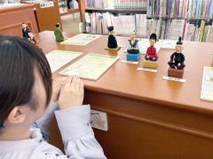 偉人たちのミニチュア像が並ぶ人形展