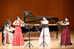 公演最後の楽曲「フィナーレ」は６人全員による演奏で、幕を閉じた