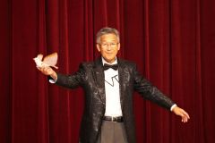 マジックを交えて詐欺への警戒を呼びかける西垣さん
