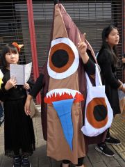「からかさ小僧」に仮装した子ども