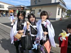 「鬼滅の刃」のキャラクターにに仮装した子どもたち

