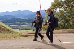 大丸山頂上の日高山脈展望台を目指す参加者ら