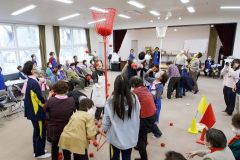 玉入れを楽しむ参加者