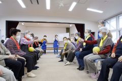 じゃんけんリレーを楽しむ参加者