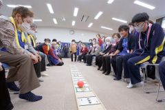 レールゲームを楽しむ参加者