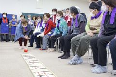 レールゲームを楽しむ参加者