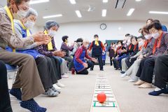 玉入れやじゃんけんリレーで奮闘 独居高齢者集めゲーム大会 広尾