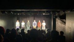 カーテンコールに応える出演者全員。左端は劇団発起人の千葉愛美さん