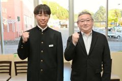 全国大会の棒高跳びに出場する唯野さん（左）と激励する高橋教育長