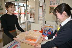 道内初の「ぽすちょこ便」、浦幌でスタート 地域産品ネット販売品を配送