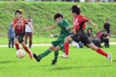 【決勝・アッカムイとかちソルプ―Ｓｐｏ―ＲＥ幕別札内ＳＣ】第２ピリオド、アッカムイの伊藤礼（中央）がゴールを決めて２―０とする