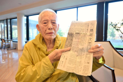 入居するサ高住のロビーで紙面に掲載された自身の作品を指さす柳瀬さん