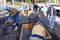 藤丸パークに移設されたエゾシカのモニュメント（１５日午前８時５０分ごろ、須貝拓也撮影）