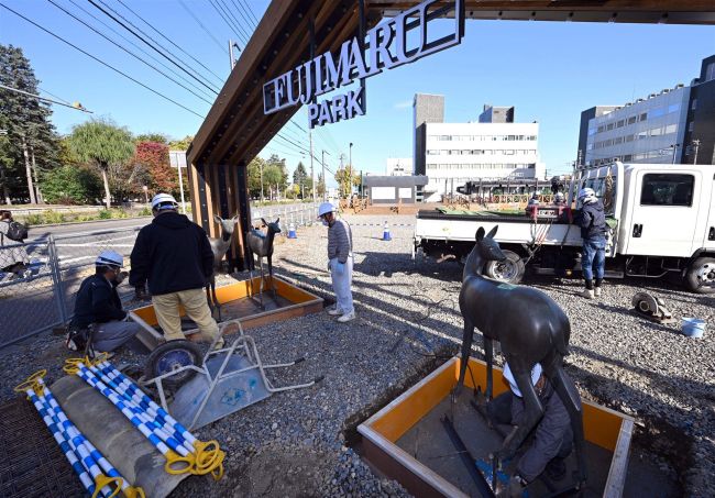 旧藤丸前のシカ３体がお引っ越し　解体工事で藤丸パークへ