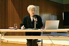 広島市に投下された原爆の被爆者体験を生徒たちに伝える藤井さん