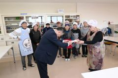 川村会長から目録を受け取る高道会長