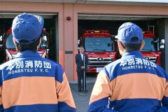 消防署員と団員ら約50人が参加して秋の全道火災予防運動に臨んだ