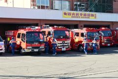 消防署員と団員ら約50人が参加して市街地一円を巡回した