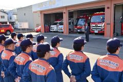 消防署員と団員ら約50人が参加して秋の全道火災予防運動に臨んだ