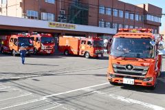 消防署員と団員ら約50人が参加して市街地一円を巡回した