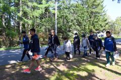 中学生の誘導で避難所に避難する地域の高齢者たち