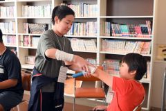 応急手当を学ぶ児童たち