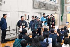 中学生の誘導で避難所に到着した地域住民たち
