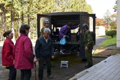 自衛隊車両で避難所に到着した地域住民たち