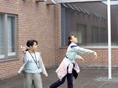 完成した紙飛行機を飛ばす児童ら