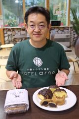 特価販売のナウマン饅頭と新商品のシュークリームを紹介する菅原店長
