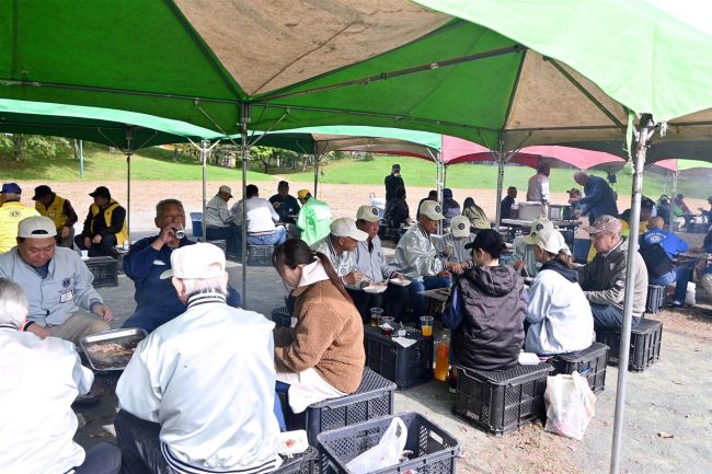 【写真】十勝のライオンズクラブ、初の合同活動　緑ケ丘公園で清掃奉仕し交流会