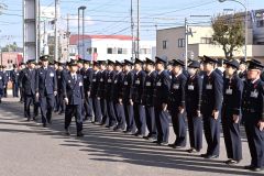 姿勢や服装を点検する長谷川局長