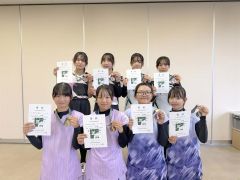 女子個人戦上位入賞者。水野姫愛・牧野莉沙組（前列左端・同左から２人目）は団体戦でも優勝し２冠となった