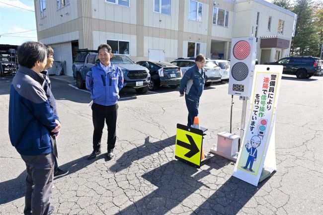 【写真】遠隔操作で省人化、片側通行規制の信号機　樋口電気で説明会