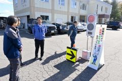 無線型遠隔式信号機を見る参加者たち