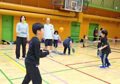 永原さん（左端）の始動を受け、ピックルボールを楽しむ児童ら（鍬崎さん提供）