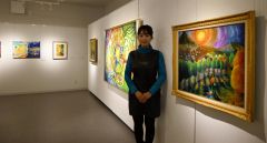 個展「Ｔｈｅ　Ｊｏｕｒｎｅｙ　ｏｆ　Ｓｏｕｌｓ～たましいの旅～」を紹介する佐々木さん