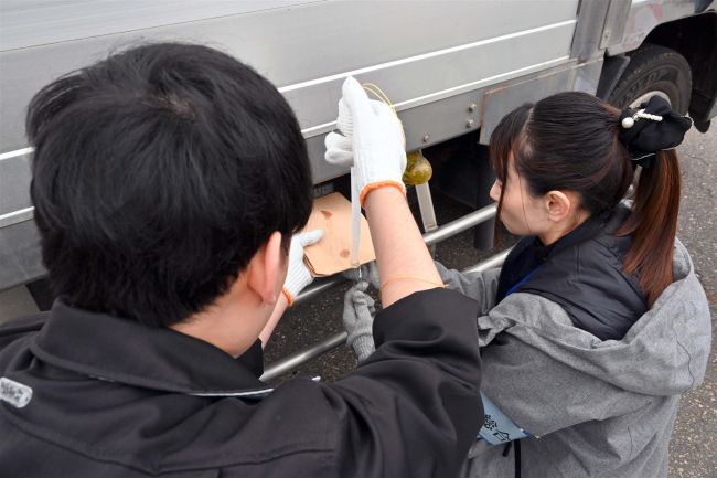 【写真】国道で軽油の抜き取り調査　振興局