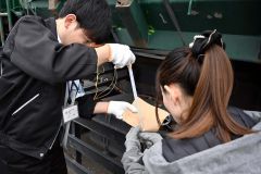 軽油を抜き取る振興局の職員ら