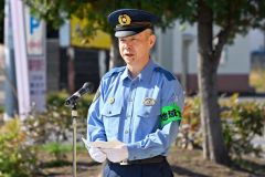 あいさつする帯広署の熊谷署長
