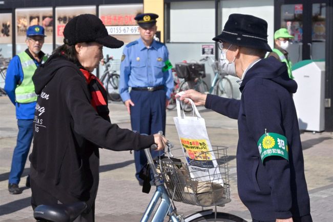 【写真】特殊詐欺被害防止へ街頭啓発　市防犯協会と帯広署など