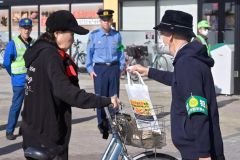 買い物客に特殊詐欺被害の防止を呼び掛ける参加者ら