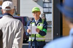 あいさつする帯広市防犯協会の池田会長