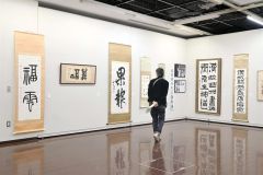 桑原氏の作品の前で立ち止まる来場者