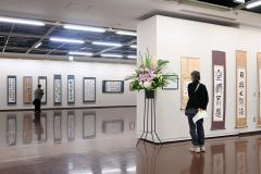 作品に見入る来場者