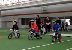 ランバイクを体験する本別町の児童ら