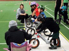 ランバイクを体験する本別町の児童ら